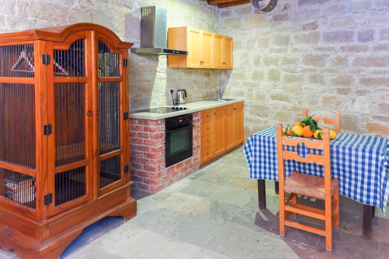 Zoes Traditional Apartments, Bed & Breakfast Larnaca Exteriör bild
